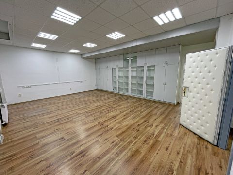 Kiadó Iroda 1103 Budapest 10. kerület , Klímás, felújított, iroda- és üzlethelyiségek kiadók rezsivel együtt 4.200Ft/m2 áron a Gyömrői út belváros-közeli részén (133m2, 6 irodahelyiség)!
