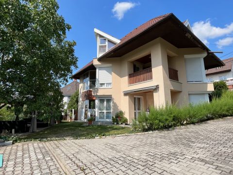 Eladó Ház 8200 Veszprém , Elvehetetlen örök várpanorámával