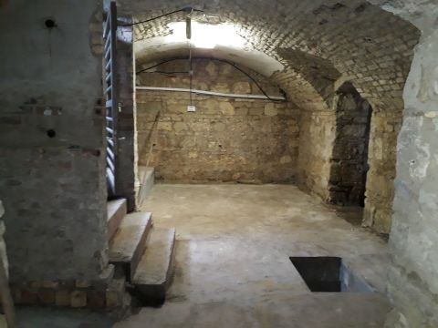 Eladó Üzlethelyiség 1134 Budapest 13. kerület 30 +168 nm Szuterén üzlethelyiség bérlővel együtt eladó a Kassák Lajos utcában!