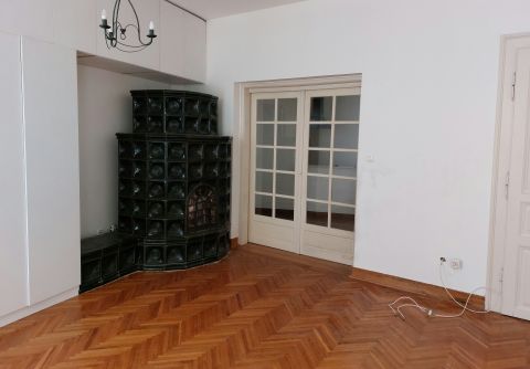 Eladó Lakás 8000 Székesfehérvár , Történelmi Belvárosban felújított földszinti 2 szobás lakás