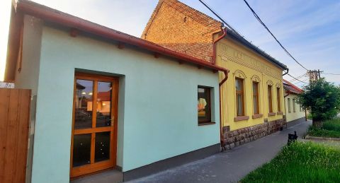 Kiadó Üzlethelyiség 8000 Székesfehérvár Új, napelemmel felszerelt üzlethelyiség, frekventált helyen