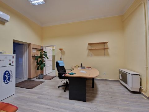 Kiadó Iroda 6000 Kecskemét , Kiadó belvárosi 120nm-es iroda / üzlethelyiség, 3 részre osztható.