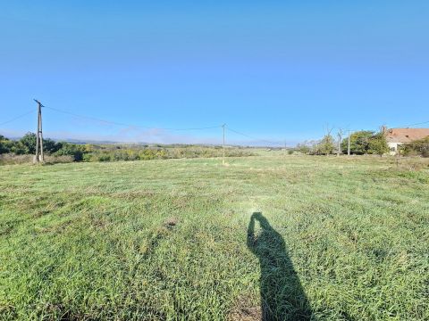 Eladó Telek 2476 Pázmánd Nadapi út közelében, panorámás környezetben 