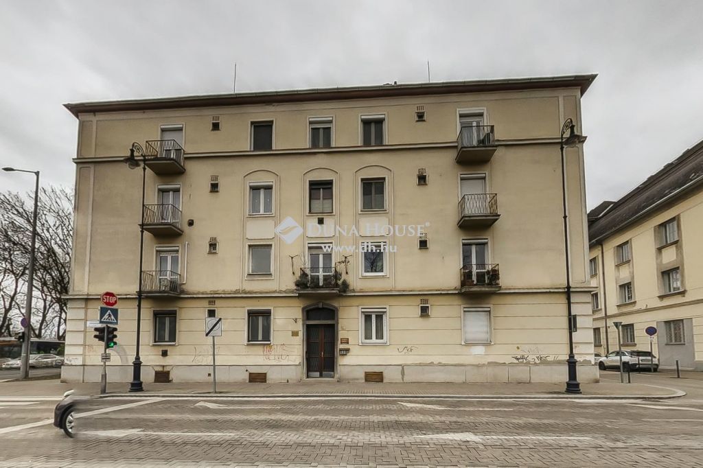 6000 Kecskemét , Kecskeméten Rákóczi úton, 2 szobás, ERKÉLYES LAKÁS eladó — 1/13