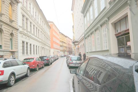 Eladó Üzlethelyiség 1088 Budapest 8. kerület , Bródy Sándor utcában pinceszinti egyéb helyiség közvetlen utcai lejárattal
