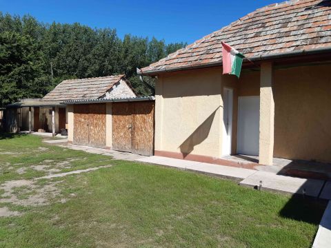 Eladó Ház 2768 Újszilvás , Újszilváson Fő út  melletti csendes kis utcában 90 nm-es 3 szobás ház 1572 nm-es telken eladó.