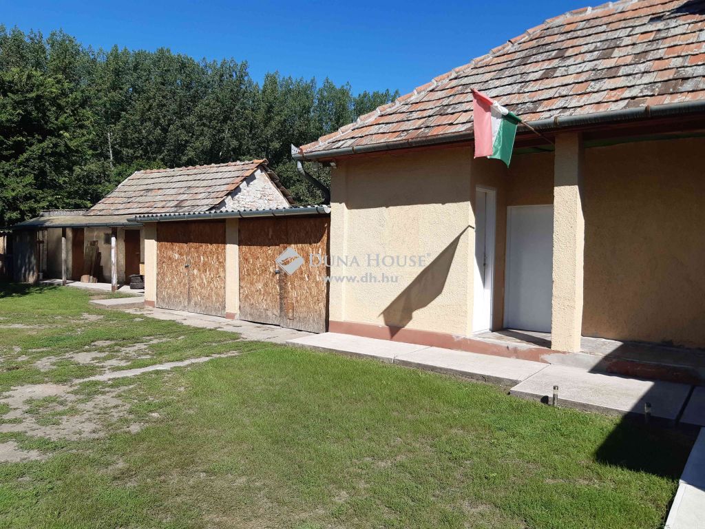 2768 Újszilvás , Újszilváson Fő út  melletti csendes kis utcában 90 nm-es 3 szobás ház 1572 nm-es telken eladó. — 1/18