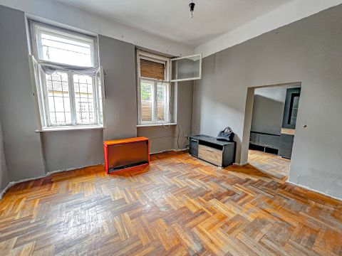 Eladó Lakás 1202 Budapest 20. kerület , Lázár Vilmos Általános Iskola mellől 41 nm-es, másfél szobás felújítandó lakás nagy belmagassággal