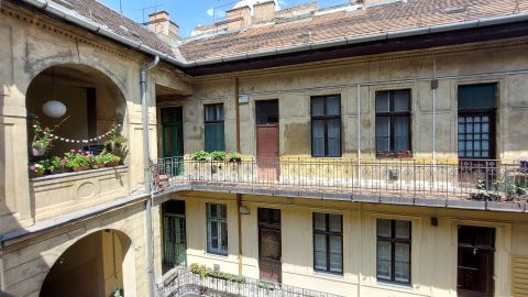 Eladó Lakás 1076 Budapest 7. kerület , Világos, csendes, belső udvari lakás a Thököly úton a Dózsa György útnál