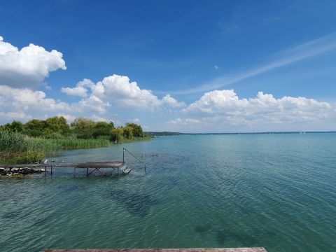 Eladó Ház 8174 Balatonkenese Vízparti PANORÁMÁS, saját stéges 2 szintes, 3 szobás ház, 1095nm telken!