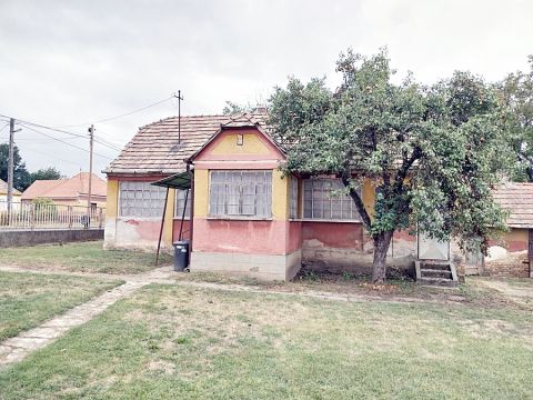 Eladó Ház 2856 Szákszend , 2158 m2-es telken, tégla építésű családi ház Szákszenden eladó.