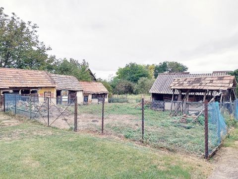 Eladó Ház 2856 Szákszend 2158 m2-es telken, tégla építésű családi ház Szákszenden eladó.