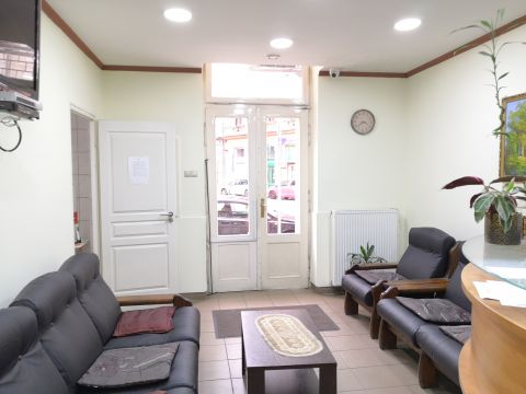 Eladó Üzlethelyiség 1081 Budapest 8. kerület , M4 metró állomásától 2 perc sétányira, FOGORVOSI RENDELŐ, BERENDEZVE IS MEGVÁSÁROLHATÓ
