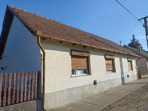 Eladó Ház 5126 Jászfényszaru , 5126 Jászfényszaru, Központhoz közeli
