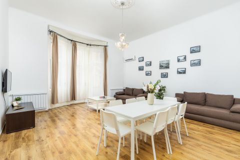 Eladó Lakás 1066 Budapest 6. kerület , Lovag utcára néző - ERKÉLYES - airbnb engedélyezett - befektetői ajánlat 