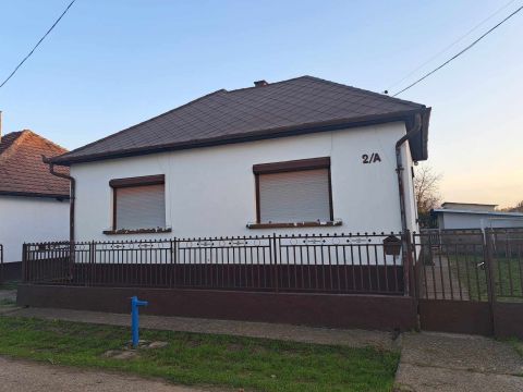 Eladó Ház 4533 Sényő Csendes, aszfaltozott utcában