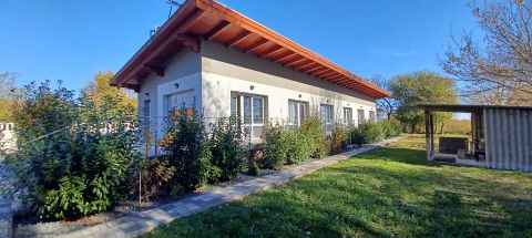 Eladó Vendéglátás 8220 Balatonalmádi , Közvetlen vízparton