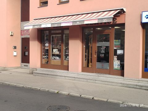 Kiadó Üzlethelyiség 8500 Pápa , Március 15 Tér 