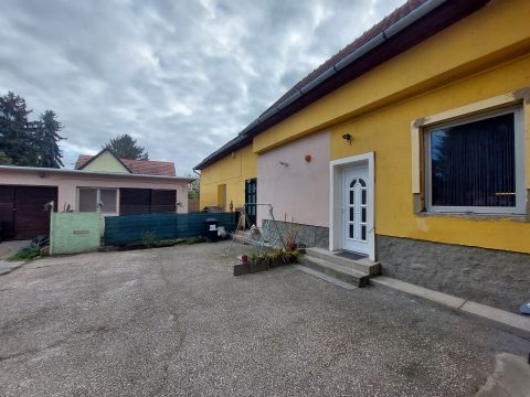 Eladó Ház 2315 Szigethalom Kétlakásos társasház jó levegővel