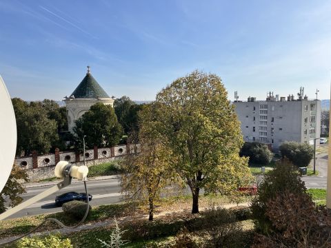Eladó Lakás 7626 Pécs Ledinán központi elhelyezkedésű lakás. 