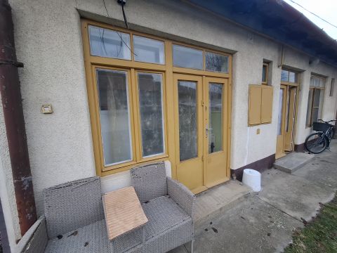 Eladó Ház 6100 Kiskunfélegyháza , Kétbejáratos, háromszobás, garázzsal és udvarrésszel