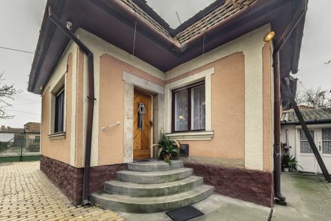 Eladó Ház 6000 Kecskemét , CSENDES, átmenőforgalomtól mentes utcában található egyedi adottságú 103 m2-es lakóház!
