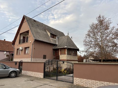 Eladó Ház 6070 Izsák , Gyorsan költözhető, 3 szintes családi ház