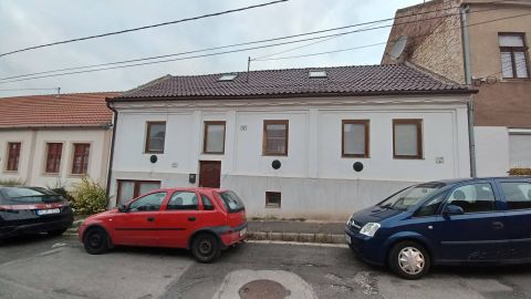 Eladó Ház 7625 Pécs , 'Tettyén önálló, kétszintes családi ház kis kerttel'