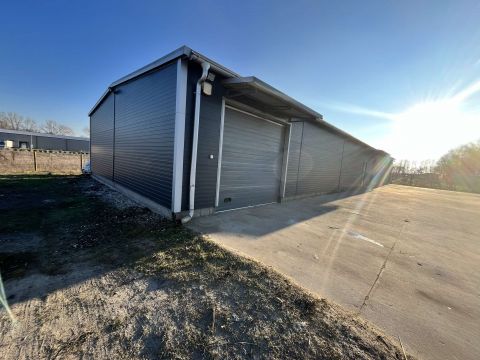 Kiadó Ipari 6050 Lajosmizse , M5 lajosmizsei lehajtójától 900 m2-re,zárt telephelyen található csarnok kiadó!