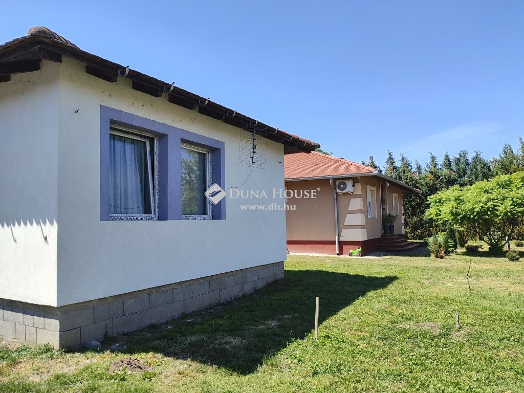8131 Enying , Enying-balatonbozsok, rendezett, jó utcában — 1/4
