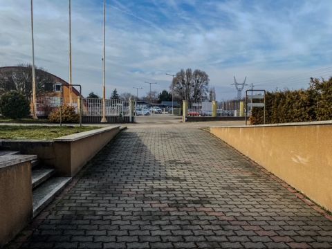 Eladó Irodaépület 2837 Vértesszőlős Vértesszőlős kereskedelmi központjában