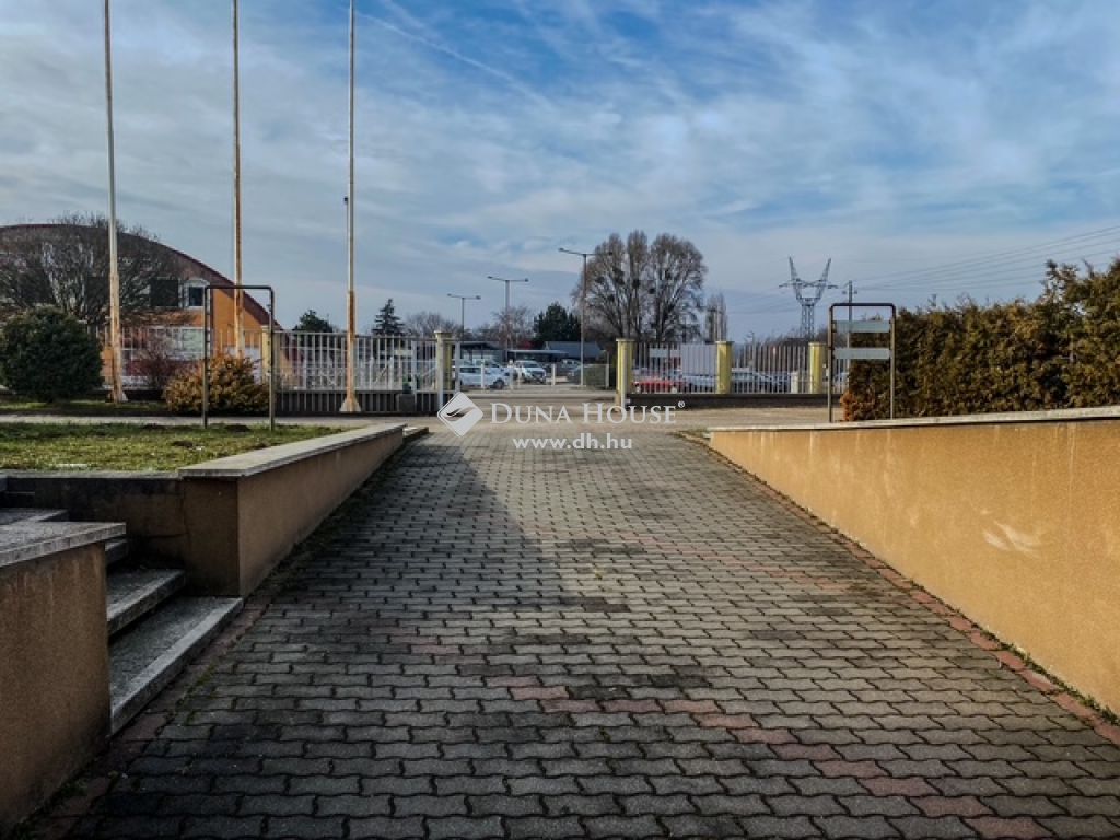 2837 Vértesszőlős , Vértesszőlős kereskedelmi központjában — 1/23