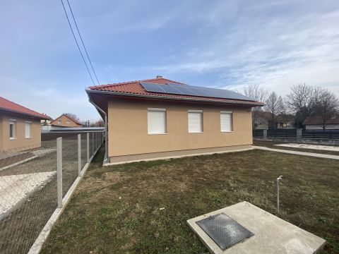 Eladó Ház 2243 Kóka , Központhoz közel