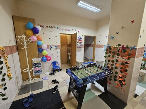 Kiadó Intézmény 7632 Pécs , Kertvárosban kiadó földszintes, 90nm-es rendelő/iroda. 