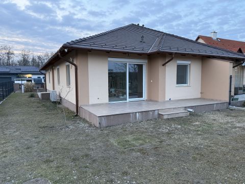 Eladó Ház 2142 Nagytarcsa buszmegallo