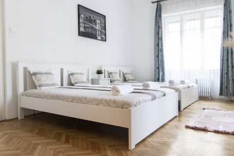 Eladó Lakás 1077 Budapest 7. kerület Nagy Diófa utcára néző - ERKÉLYES - sarok lakás 