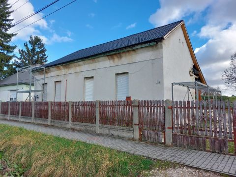Eladó Ház 8154 Polgárdi , Polgárdi központjában 142 m2- es , 5 szobás felújítandó családi ház telekáron