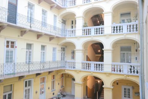 Eladó Lakás 1062 Budapest 6. kerület Kodály körönd mellett, gyönyörű ház 1. emeleti klímás lakása