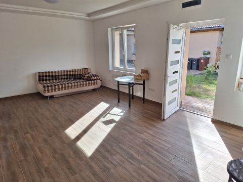Eladó Lakás 2013 Pomáz , Eladó 30 nm-es lakás 60 nm saját használatú kertel! 