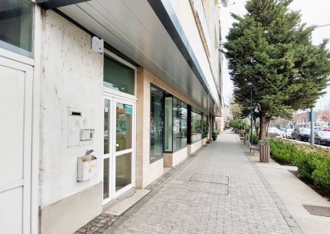 Kiadó Üzlethelyiség 2890 Tata 