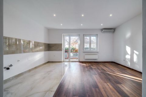 Eladó Lakás 1124 Budapest 12. kerület , Mártonhegyen, teljes körűen felújított, erkélyes, világos 