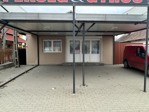 Eladó Üzlethelyiség 2200 Monor , Monor 