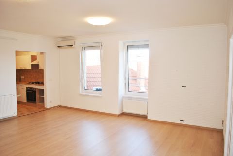 Kiadó Lakás 6000 Kecskemét , Felújított, klímás, alacsony rezsis 4 szobás lakás kiadó