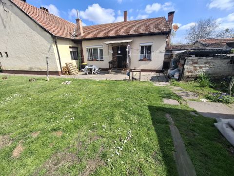 Eladó Ház 6100 Kiskunfélegyháza , Téglaépítésű, 3 szobás, kétgenerációs családi ház