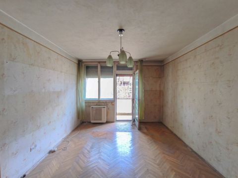 Eladó Lakás 1135 Budapest 13. kerület , Béke-tér közelében 3 szobássá alakítható, erkélyes lakás.