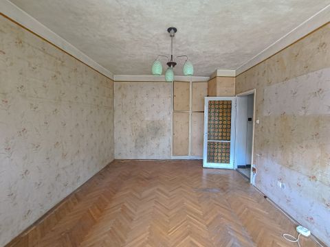 Eladó Lakás 1135 Budapest 13. kerület Béke-tér közelében 3 szobássá alakítható, erkélyes lakás.
