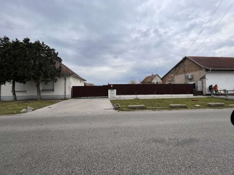 Eladó Telek 6200 Kiskőrös , Eladó Kiskőrösön a Rákóczi F. utcában egy építési telek!!