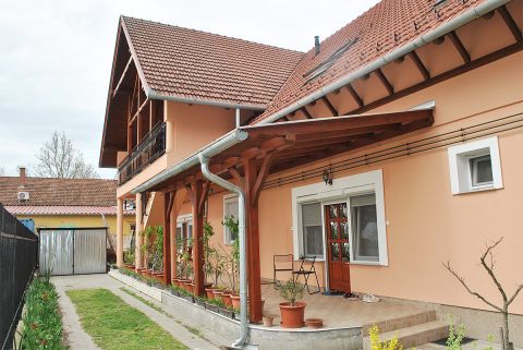 Eladó Ház 6041 Kerekegyháza , BEFEKTETŐKNEK! 4 lakás + üzlet egy épületben Kerekegyházán