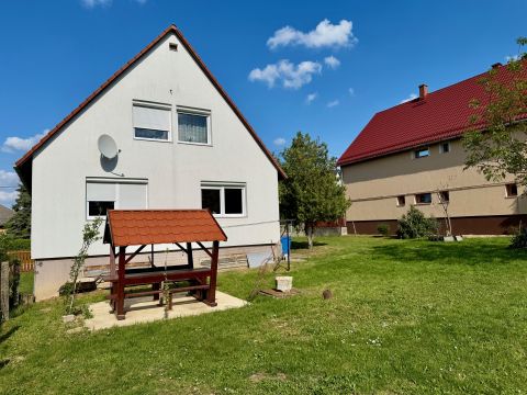 Eladó Ház 8248 Nemesvámos , csendes családi házas lakóövezet