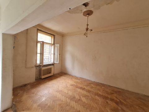 Eladó Lakás 1089 Budapest 8. kerület Ludovika Campus - emeleti, világos felújítandó - reális áron